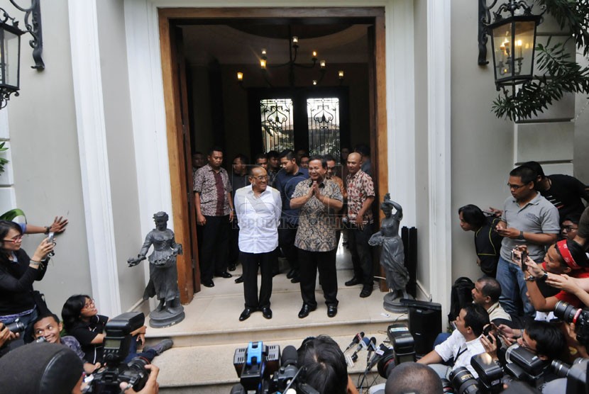 Ketua Dewan Pembina Partai Gerindra Prabowo Subianto (kanan) bersama Ketua Umum Partai Golkar Aburizal Bakrie memberikan keterangan pers usai pertemuan tertutup di  Jakarta, Selasa (29/4). (Republika/Aditya Pradana Putra )