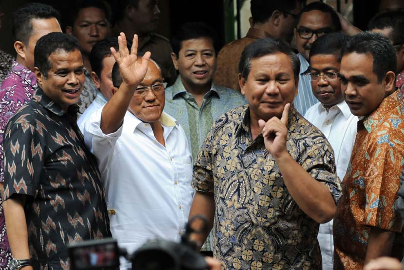 Ketua Dewan Pembina Partai Gerindra Prabowo Subianto (kedua kanan) bersama Ketua Umum Partai Golkar Aburizal Bakrie (kedua kiri) didampingi jajaran petinggi kedua partai memberikan keterangan pers usai melakukan pertemuan tertutup di kediaman Aburizal, Men