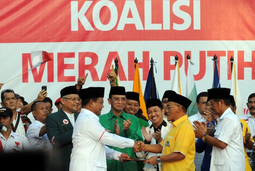 Ketua Dewan Pembina Partai Gerindra Prabowo Subianto (keempat kiri) menerima naskah kesepakatan Koalisi Permanen Merah Putih yang diwakili Ketua Umum Partai Golkar Aburizal Bakrie (kedua kanan) di Pelataran Tugu Proklamasi, Jakarta, Senin (14/7). 