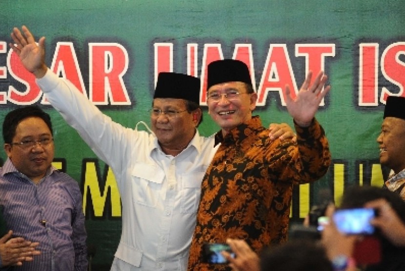 Ketua Dewan Pembina Partai Gerindra Prabowo Subianto (kiri), Ketua Umum PPP Suryadharma Ali (kanan) melakukan salam usai konfrensi pers di kantor DPP PPP, Jakarta, Jumat (18/4). PPP menyatakan berkoalisi dengan partai Gerindra dan siap mendukung pencapresa