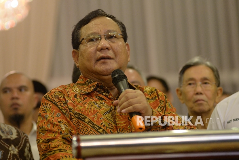 Ketua Dewan Pembina Partai Gerindra Prabowo Subianto memberikan keterangan seusai menggelar pertemuan dengan sejumlah tokoh nasional di Jakarta, Senin (10/4). 