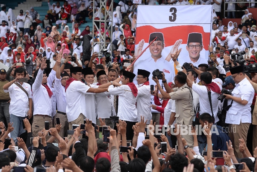 Ketua Dewan Pembina Partai Gerindra Prabowo Subianto, Presiden PKS Mohamad Sohibul Iman, Calon Wakil Gubernur DKI Jakarta Nomer Urut 3 Sandiaga Uno, bersama para tokoh politik PKS melakukan simulasi pencoblosan saat kampanye Anies-Sandi, Jakarta, Ahad (29/