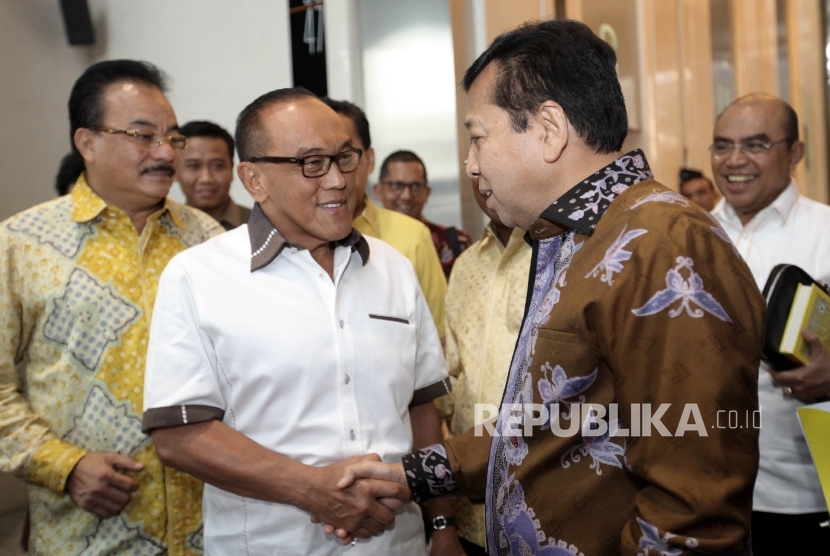 Ketua Dewan Pembina Partai Golkar Aburizal Bakrie bersama Ketua Umum Golkar Setya Novanto didampingi jajara Dewan Pengurus Pusat Partai Golkar memberikan keterangn pers usai melakukan pertemuan di Jakarta, Senin (28/11).