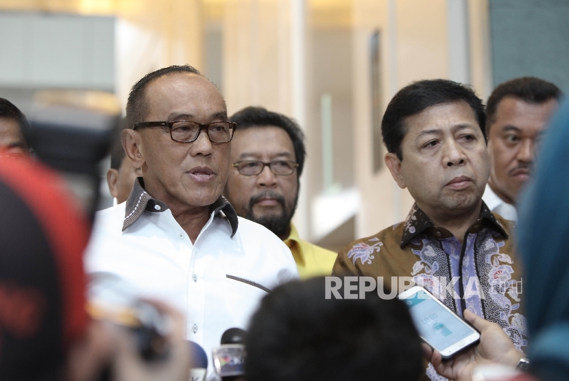 Ketua Dewan Pembina Partai Golkar Aburizal Bakrie bersama Ketua Umum Golkar Setya Novanto.