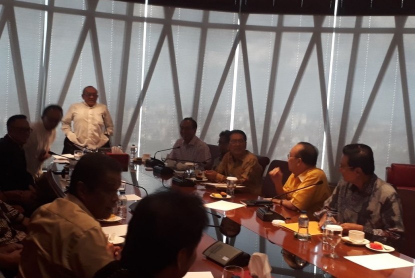 Ketua Dewan Pembina Partai Golkar Aburizal Bakrie memimpin rapat bersama dengan Dewan Pembina Partai Golkar di Bakrie Tower lantai 46, Kuningan, Jakarta Selatan, Jumat (24/11).