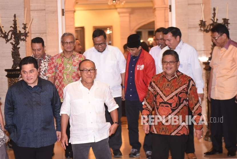 Ketua Dewan Pembina Partai Golkar Aburizal Bakrie (tengah) berjalan bersama Ketua Tim Kampanye Nasional (TKN) Jokowi-Ma'ruf Amin Erick Thohir (kiri), Sekretaris TKN Hasto Kristiyanto (kanan) dan perwakilan parpol-parpol Koalisi Indonesia Kerja usai pertemuan tertutup di Jakarta, Senin (8/10).