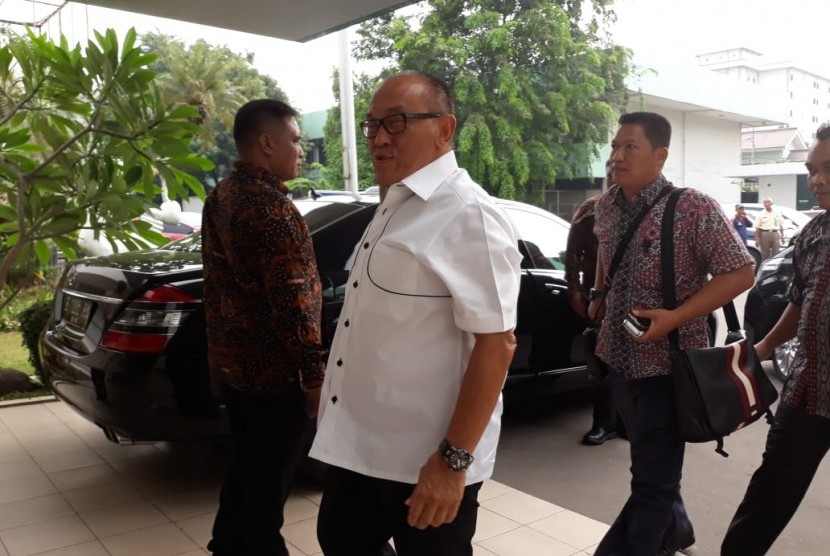 Ketua Dewan Pembina Partai Golkar, Aburizal Bakrie turut menjenguk presiden keenam RI Susilo Bambang Yudhoyono (SBY) yang tengah dirawat di RSPAD Gatot Subroto, Kamis (19/7).