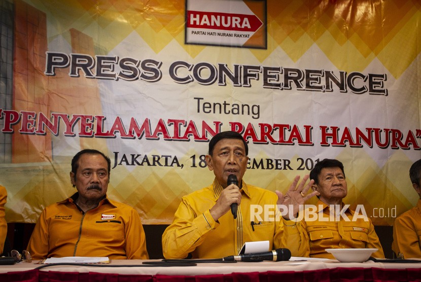 Ketua Dewan Pembina Partai Hanura Wiranto (tengah) didampingi Ketua Dewan Penasihat Subagyo HS (kiri) dan Ketua Dewan Kehormatan Chairuddin Ismail (kanan) saat menyampaikan keterangan pers di Jakarta, Rabu (18/12/2019). 