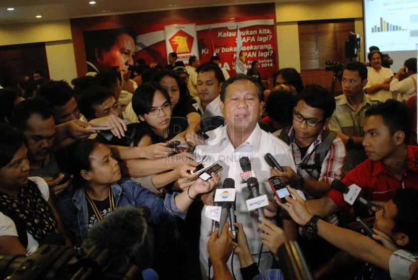   Ketua Dewan Pembina sekaligus Capres Partai Gerindra Prabowo Subianto menjawab pertanyaan pers di kantor DPP Partai Gerindra, Jakarta Selatan, Rabu (9/4). (Republika/Yasin Habibi)