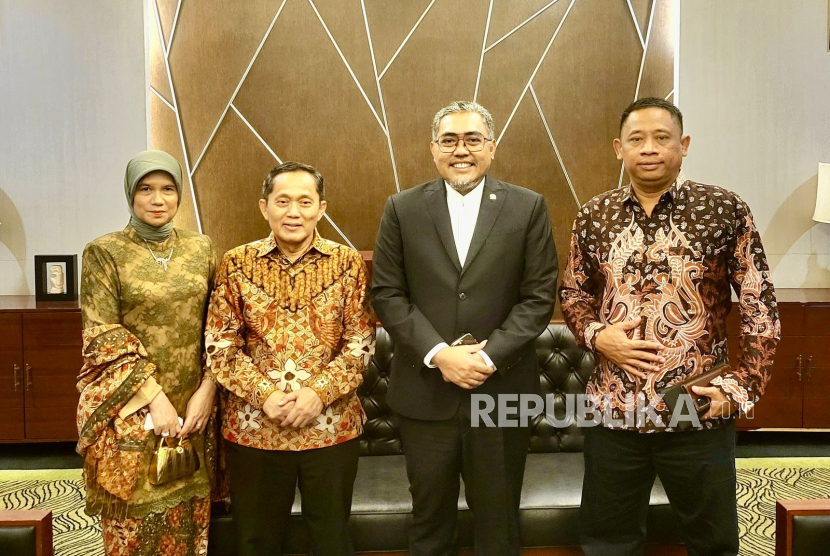 Ketua Dewan Pembina Universitas Sunan Gresik (USG) Dr Jazilul Fawaid (dua kanan), Wakil Rektor I USG Dr Abdul Muhith (kanan) dan Rektor Universitas Trisakti Prof Kadarsah Suryadi (dua kiri), bertemu di Bogor, Sabtu (19/7/2025).