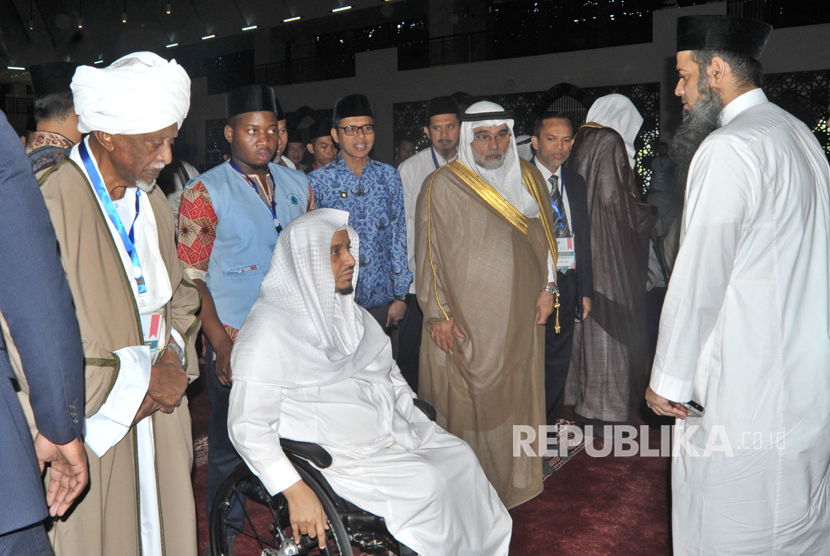 Ketua Dewan Pembina Yayasan Al Manarah Al Islamiyah Arab Saudi, Syaikh Khalid Al Hamudi (ketiga kiri), mantan Presiden Sudan, Abdel Rahman Swar Al-Dahab (kiri), Gubernur Sumbar Irwan Prayitno (keempat kiri), berbincang bersama ulama lainnya, pada pertemuan Ulama dan Da'i dunia (Multaqa Da'i) ke-3, di Masjid Raya Sumatera Barat, di Padang, Senin (17/7). 