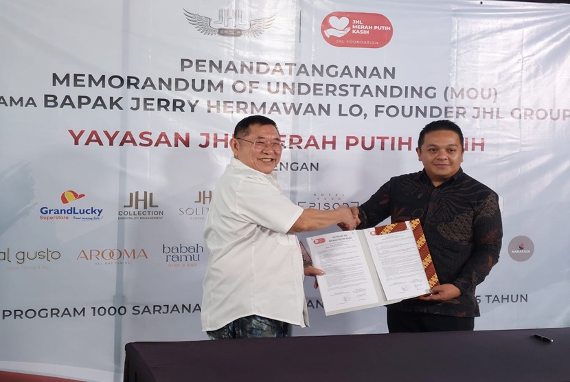 Ketua Dewan Pembina Yayasan JHL Merah Putih Kasih (YMPK)  Jerry Hermawan Lo (kiri) menandatangani Nota Kesepahaman (MoU) bersama pimpinan dari supermarket Grand Lucky, Angke Jaya Resto, Seven Kingdoms Resto - Pluit, Babah Ramu Resto, Aroma Resto, JHL Solitaire Resto, Episode Hotel, Al Gusto Italian Dining & Bar, Mangan Allday Dining Restaurant, JSI Resort Megamendung, Herloom Hotel, Royal Eight, The Cobbs Bistro, My JHL, Namarasa, Roemah Koffie, dan klub sepak bola Dewa United di kebun sayur sekolah alam yang dikelola YMPK bersama para petani di Pakancilan, Megamendung, Kabupaten Bogor, Sabtu (21/9).