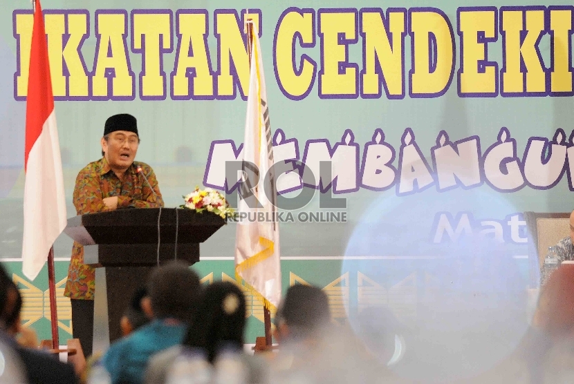  Ketua Dewan Penasehat Ikatan Cendekiawan Muslim se-Indonesia (ICMI) Jimly Asshiddiqie memberikan sambutannya dalam pra muktamar keenam dan milad ke-25 ICMI di di Mataram, Nusa Tenggara Barat, Jumat (11/12).