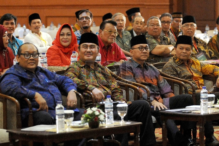  (dari kiri) Ketua Presidium ICMI Sugiharto, Ketua Dewan Penasehat ICMI Jimly Asshiddiqie, Ketua MPR Zulkifli Hasan dan Wakil Ketua MPR Hidayat Nur Wahid menghadiri pra muktamar keenam dan milad ke-25 ICMI di di Mataram, Nusa Tenggara Barat, Jumat (11/12).
