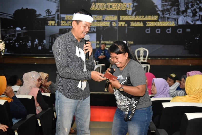 Ketua Dewan Penasehat Konfederasi SPSI (KSPSI) Kabupaten Purwakarta, Dedi Mulyadi, bersama buruh PT Dada Indonesia dan PT Il Jin Sun Garment, yang jadi korban PHK sepihak, Rabu (14/11). 