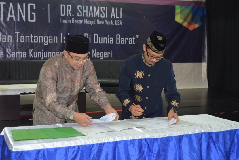 Ketua Dewan Pendiri Sekolah Insan Cendekia Madani (ICM) Tamsil Linrung menandatangani perjanjian kerjasama dengan Presiden Nusantara Foundation Shamsi Ali