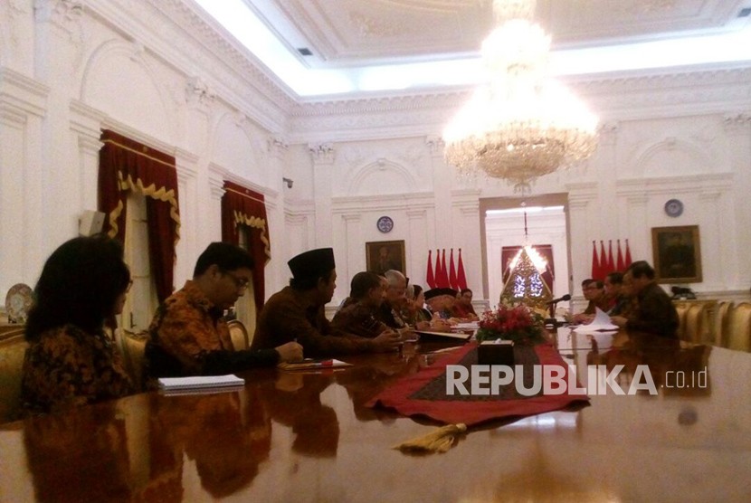 Ketua Dewan Pengarah BPIP serta sejumlah pengurus melakukan pertemuan dengan Presiden Jokowi di Istana Merdeka, Kamis (22/3).