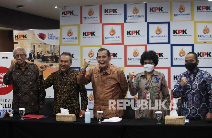 Ketua Dewan Pengawas (Dewas) Komisi Pemberantasan Korupsi (KPK) Tumpak Hatorangan Panggabean (tengah), didampingi Anggota Dewan Pengawas KPK Harjono (kiri), Syamsuddin Haris (kedua kiri), Albertina Ho (kedua kanan) dan Indriyanto Seno Adji (kanan) berfoto bersama saat memberikan keterangan kepada wartawan mengenai Laporan AkhirTahun Dewas KPK di Gedung Pusat Edukasi Antikorupsi KPK, Jakarta, Selasa (18/1/2022). Dewan Pengawas Komisi Pemberantasan Korupsi atau Dewas KPK telah menerima dan menindaklanjuti 238 surat pengaduan selama 2021 dan menerima sekitar 238 pengaduan terkait kerja KPK 