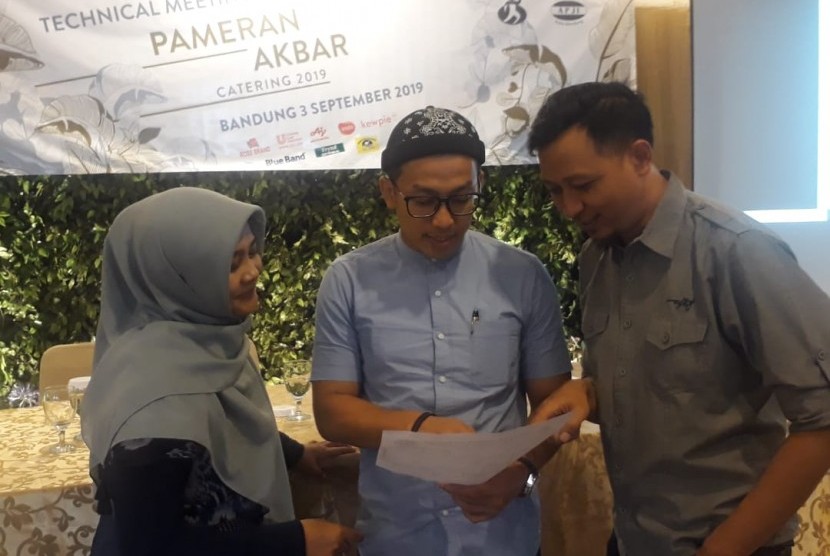 Ketua Dewan Pengurus Cabang (DPC) Asosiasi Perusahaan Jasa Boga Indonesia (APJI) Kota Bandung, Disa Sandhi Ardyansyah (tengah), sedang menunjukkan denah pameran pada Technical Meeting Pameran Akbar Catering 2019 di Restoran Sindang Reret, Jln. Surapati, Bandung, Selasa (3/9).