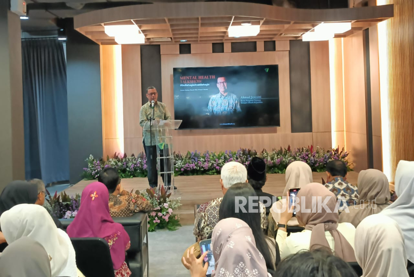 Ketua Dewan Pengurus Dompet Dhuafa Ahmad Juwaini memberi sambutan dalam Mental Health Talk Show bertajuk Ibu Bahagia Anak Bahagia di Sasana Budaya Philanthropy Building, Jati Padang, Pasar Minggu, Jakarta Selatan, Rabu (18/12/2024). 