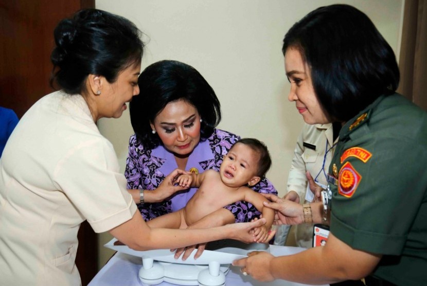 Ketua Dewan Pengurus Korpri (DPK) TNI, Dr. drg. Widya Leksmanawati, Sp. Ort, M.M. mendampingi Ketua Umum Dharma Pertiwi Ibu Nanik Istumawati Hadi Tjahjanto saat menimbang balita pada skrining status gizi balita di Mabes TNI Cilangkap Jakarta Timur