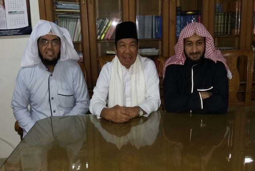 Aksa Mahmud (tengah) bersama dua imam dari Madinah yang selam beberapa tahun rutin memimpin i’tikaf Ramadhan di Masjid Agung Sunda Kelapa, yakni Syekh Essam Al Megjazi  (kanan) dan Syekh  Abdul Aziz Al Arifi.