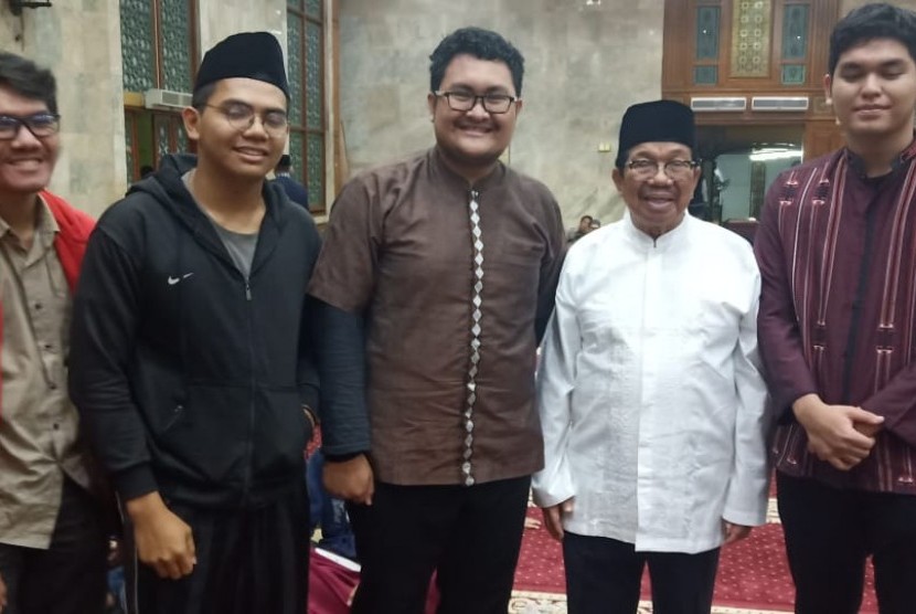 Ketua Dewan Pengurus Masjid Agung Sunda Kelapa (MASK), H M Aksa Mahmud (berbaju putih) bersama beberapa mahasiswa UI.