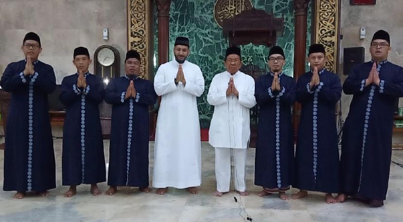 Ketua Dewan Pengurus Masjid Agung Sunda Kelapa (MASK), H M Aksa Mahmud (berbaju putih, keempat dari kanan) bersama seluruh imam MASK.