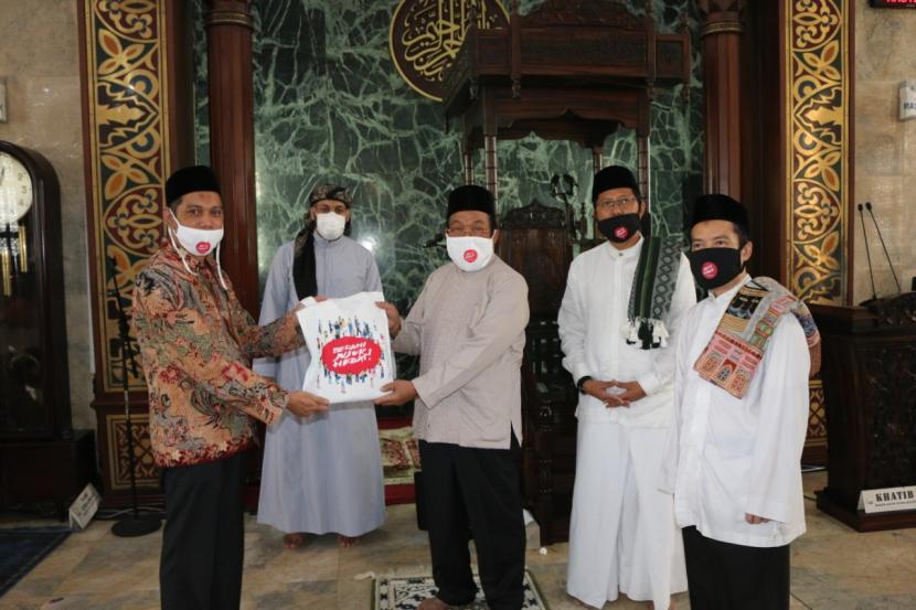 Ketua Dewan Pengurus Masjid Agung Sunda Kelapa (MASK), H M Aksa Mahmud (ketiga dari kanan) menerima secara simbolis sumbangan masker yang diserahkan oleh Komisioner KPK Nurul Ghufron.