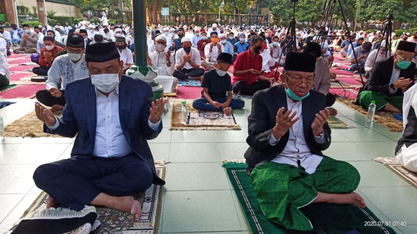 Ketua Dewan Pengurus Masjid Agung Sunda Kelapa (MASK), H M Aksa Mahmud (kanan-depan) dan Wakil Ketua Dewan Masjid Indonesia (DMI), Syafruddin (kiri-depan).