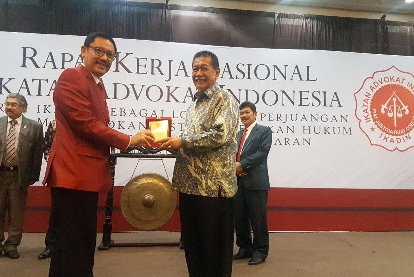 Ketua Dewan Pengurus Pusat (DPP) Ikatan Advokat Indonesia (Ikadin), Sutrisno (kiri) dan Wakil Gubernur Jawa Barat, Deddy Mizwar (kanan).