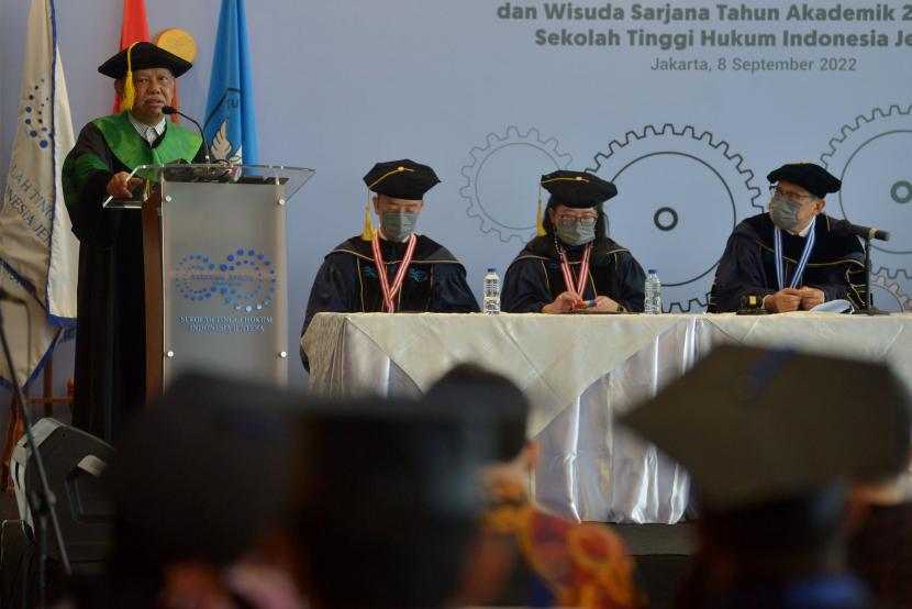 Ketua Dewan Pers 2022-2025 Azyumardi Azra menyampaikan orasi ilmiah dalam acara penerimaan Mahasiswa Baru 2022/2023 dan Wisuda Sarjana Tahun Akademik 2021/2022 Sekolah Tinggi Hukum Indonesia Jentera di Jakarta.