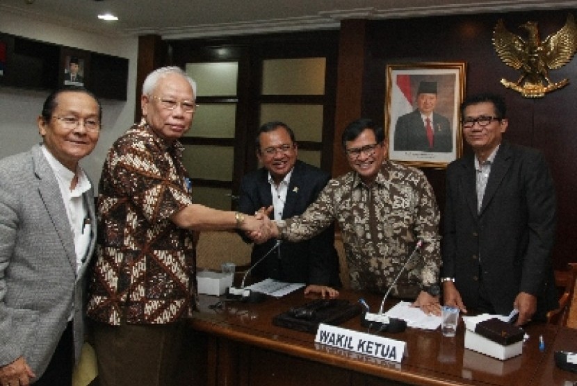 Ketua Dewan Pers Indonesia Bagir Manan (kedua kiri).