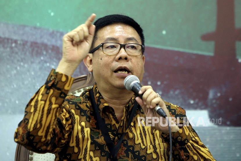 Ketua Dewan Pers Yosep Adi Prasetyo saat menjadi pembicara dalam diskusi bertajuk News or Hoax di Media Center DPR RI, Jakarta, Selasa (10/1).