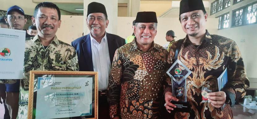 Ketua Dewan Pertimbangan Inkopontren yang juga Wakil Ketua Umum MUI, KH Marsudi Syuhud menerima gelar Tokoh Penggerak Koperasi Utama atau gelar tertinggi dari Dekopin