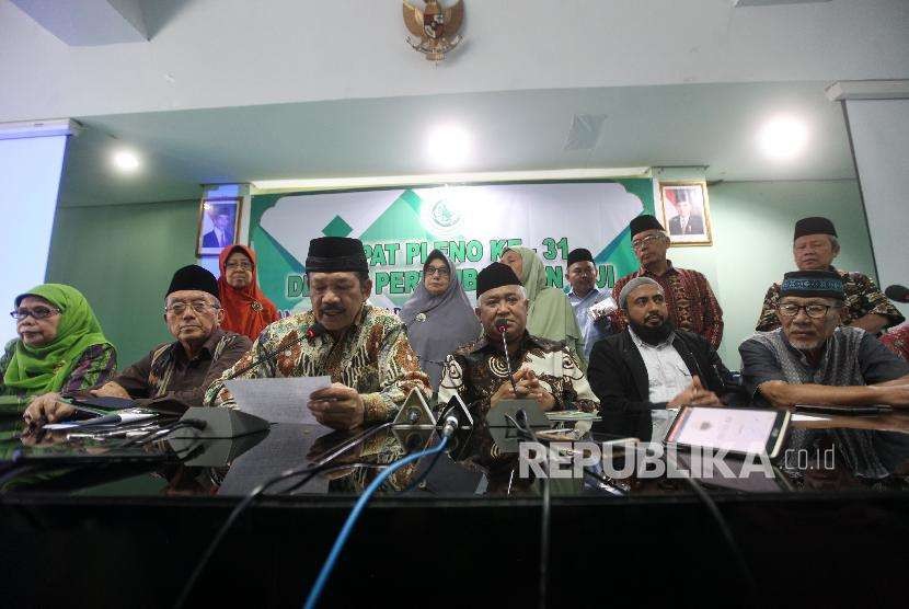 Ketua Dewan Pertimbangan Majelis Ulama Indonesia Din Syamsuddin (ketiga kanan) bersama Sekretaris Dewan Pertimbangan Majelis Ulama Indonesia Noor Achmad (ketiga kiri).