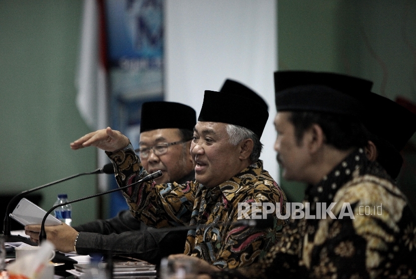 Ketua Dewan Pertimbangan Majelis Ulama Indonesia (MUI), Din Syamsuddin(tengah) bersama Wakil Ketua Dewan Pertimbangan MUI Didin Hafidhuddin (kiri) dan Nasaruddin Umar (kanan) saat memberikan keterangan pers usai melakukan Rapat Pleno XII di Kantor Pusat MU