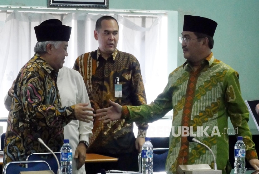   Ketua Dewan Pertimbangan Majelis Ulama Indonesia (Watim MUI) Din Syamsudin (kiri) bersalaman dengan Ketua Umum ICMi Jimly Assidiqi (kanan) pada acara Rapat Pleno VIII Dewan Pertimbangan Majelis Ulama Indonesia, di Jakarta, Rabu (18/5).