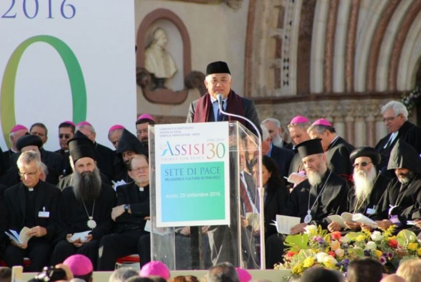 Ketua Dewan Pertimbangan MUI, Din Syamsuddin berpidato di Assisi, Italia, Selasa (20/9).
