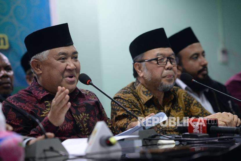 Ketua Dewan Pertimbangan MUI Din Syamsuddin bersama Wakil Ketua Dewan Pertimbangan MUI Didin Hafiduddin serta para anggota Dewan Pertimbangan MUI memberikan keterangan terkait hasil rapat pleno Dewan Pertimbangan MUI di gedung MUI, Jakarta, Rabu (29/8).