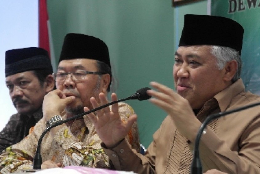 Ketua Dewan Pertimbangan MUI Din Syamsuddin (kanan) didampingi Wakil Dewan Pertimbangan MUI KH Didin Hafiduddin (tengah) dan Sekretaris Dewan Pertimbangan MUI Nurahmat (kiri) memberikan pejelasan kepada wartawan usai acara Silaturahmi & Rapat Pleno Dewan P