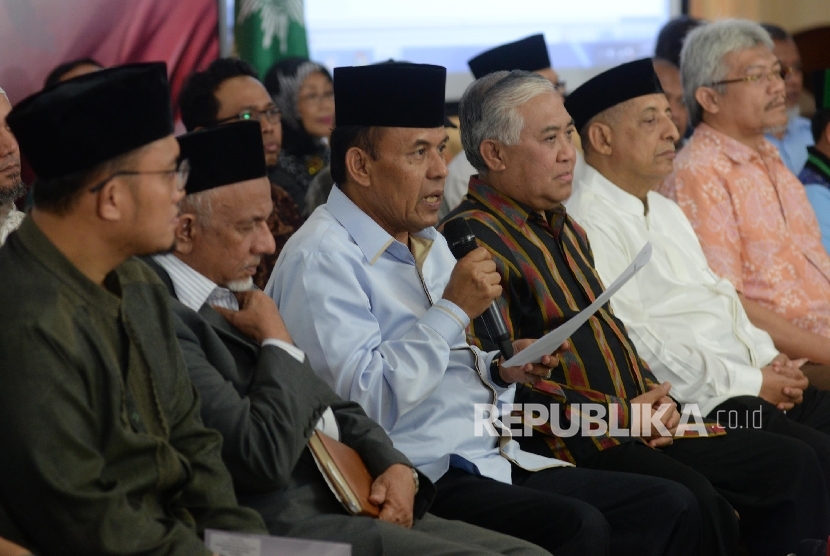 Ketua Dewan Pertimbangan MUI Din Syamsuddin (ketiga kanan) bersama sejumlah perwakilan dari Ormas/ Lembaga Islam (Soli) mengadakan silaturahmi dan konferens pers di kantor DPP Muhammadiyah, Jakarta, Rabu (16/11). 