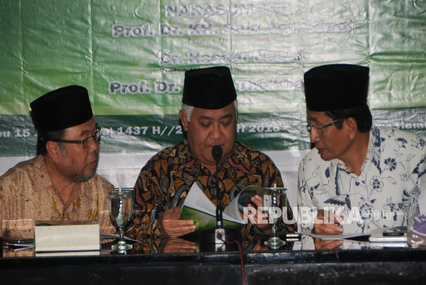 Ketua Dewan Pertimbangan MUI Din Syamsudin (tengah) berbincang dengan Wakil Ketua Dewan Pertimbangan MUI Didin Hafidudin (kiri) dan Wakil Ketua Dewan Pertimbangan MUI Nasaruddin Umar disela acara rapat. 