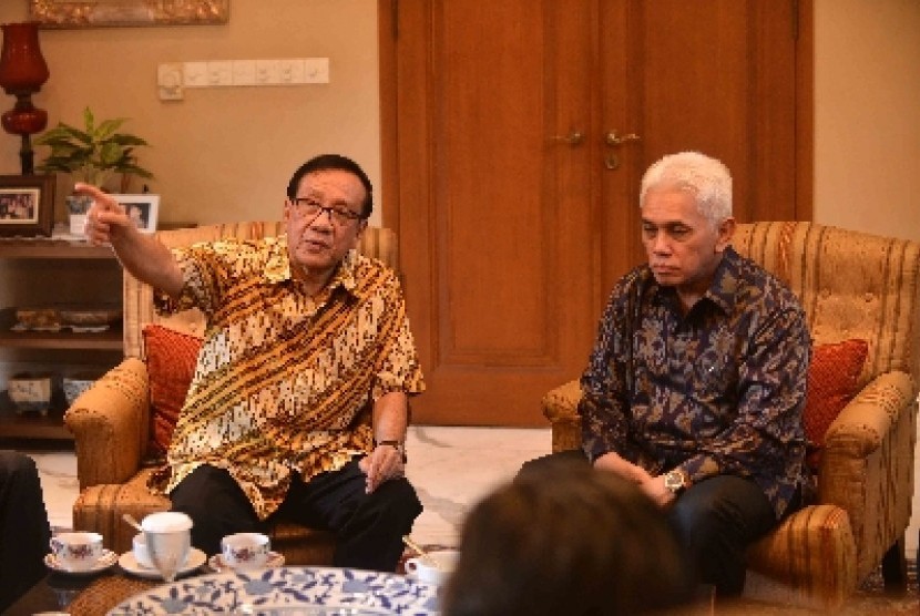 Ketua Dewan Pertimbangan Partai Golkar Akbar Tandjung (kiri).