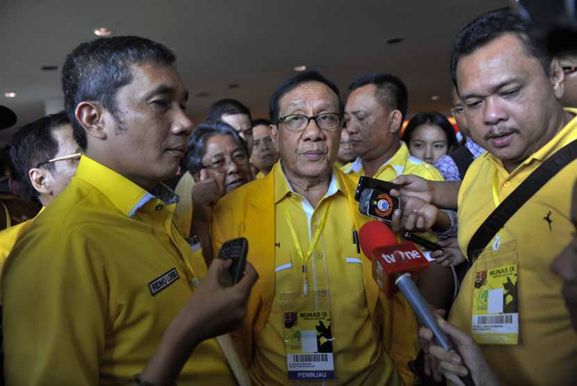 Ketua Dewan Pertimbangan Partai Golkar, Akbar Tandjung menyampaikan keterangan kepada wartawan usai pembahasan tata tertib Musyawarah Nasional Golkar IX di Nusa Dua, Bali, Senin (1/12).         