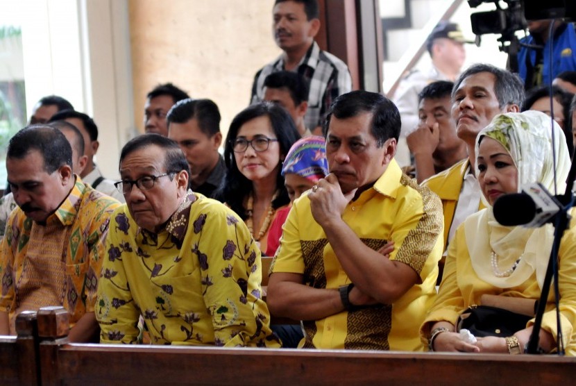 Ketua Dewan Pertimbangan Partai Golkar Akbar Tanjung (kedua kiri) bersama Wakil Ketua Umum Partai Golkar Munas Bali Nurdin Halid (kedua kanan) dan sejumlah fungsionaris Partai Golkar menyimak pembacaan putusan majelis hakim di Pengadilan Negeri Jakarta Uta