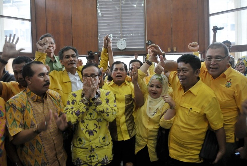 Ketua Dewan Pertimbangan Partai Golkar Akbar Tanjung (kedua kiri) bersama Wakil Ketua Umum Partai Golkar Munas Bali Nurdin Halid (keempat kanan) dan sejumlah fungsionaris Partai Golkar meluapkan ekspresinya usai pembacaan putusan majelis hakim di Pengadila