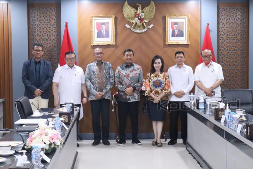 Ketua Dewan Pertimbangan Presiden Wiranto (tengah) dan Ketua KPU RI Hasyim Asy