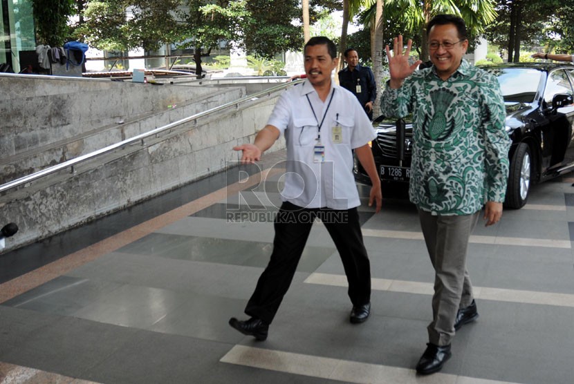 Ketua Dewan Perwakilan Daerah (DPD) Irman Gusman (kanan) mendatangi Gedung Komisi Pemberantasan Korupsi (KPK) di Kuningan, Jakarta, Rabu (23/7). (Republika/Aditya Pradana Putra)
