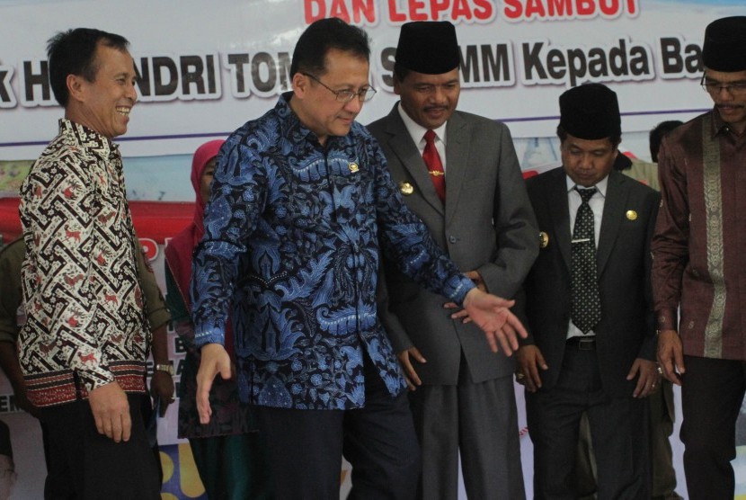  Ketua Dewan Perwakilan Daerah (DPD) Irman Gusman (kedua kiri) berbincang dengan Bupati Limapuluh Kota Irfendi Arbi (tengah) seusai menyerahkan bantuan di kantor Bupati Limapuluh Kota, Sumatra Barat, Kamis (18/2). 